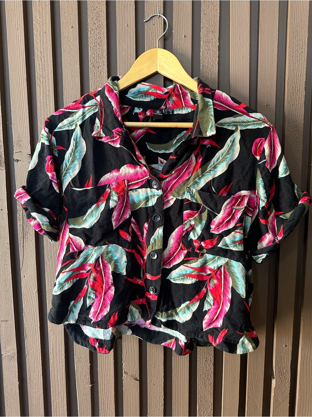 Volcom Women’s Black Short Sleeve Button Down Crop Top Tropical Leaf Size XL